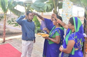  मतदान कर्मियों द्वारा प्रथम मतदाता का तिलक लगाकर स्वागत किया गया