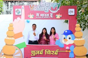 मुख्य सचिव अमिताभ जैन ने सपरिवार मतदान किया मुख्य सचिव अमिताभ जैन ने सपरिवार मतदान किया