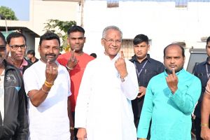 दुर्ग जिले में सुबह 9 बजे तक 5.49 प्रतिशत मतदान, ताम्रध्वज साहू ने ग्राम पाऊवारा में किया मतदान दुर्ग जिले में सुबह 9 बजे तक 5.49 प्रतिशत मतदान, ताम्रध्वज साहू ने ग्राम पाऊवारा में किया मतदान