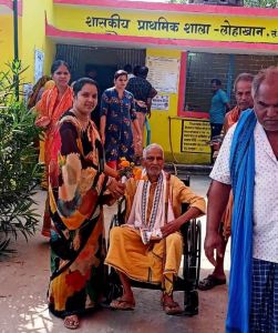 मतदान के प्रति बुजुर्गाे में दिखा भारी उत्साह, 107 साल के माधव मेहर ने किया मतदान मतदान के प्रति बुजुर्गाे में दिखा भारी उत्साह, 107 साल के माधव मेहर ने किया मतदान