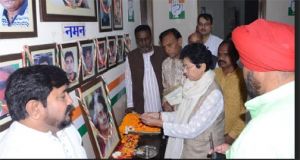 इंदिरा गांधी की जयंती राजीव भवन में मनाई गई इंदिरा गांधी की जयंती राजीव भवन में मनाई गई