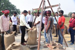 कलेक्टर ने धान खरीदी केन्द्र एवं स्कूल का किया निरीक्षण कलेक्टर ने धान खरीदी केन्द्र एवं स्कूल का किया निरीक्षण