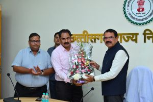 सेवामुक्त हुए छत्तीसगढ़ राज्य निर्वाचन आयुक्त ठाकुर राम सिंह को आयोग में दी गयी भाव भीनी विदाई सेवामुक्त हुए छत्तीसगढ़ राज्य निर्वाचन आयुक्त ठाकुर राम सिंह को आयोग में दी गयी भाव भीनी विदाई