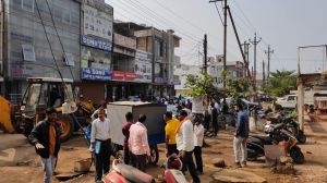 सर्विस रोड पर निगम ने चलाया वृहद बेदखली अभियान सर्विस रोड पर निगम ने चलाया वृहद बेदखली अभियान