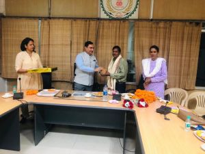 संतोष शर्मा को दी गई भावभीनी विदाई, कमिश्नर डाक्टर अलंग ने किया सम्मान