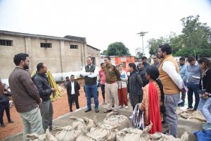  कलेक्टर-एसपी पहुंचे करजी धान खरीदी केंद्र,  किसानों से की बात