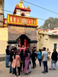 रायपुर हेरिटेज वॉक के अंतर्गत रायपुर को नजदीक से जान रहे हैं इतिहास में रूचि रखने वाले प्रतिभागी