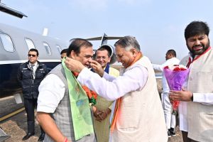 मुख्यमंत्री  विष्णुदेव साय के शपथ ग्रहण समारोह पर हिस्सा लेने असम के मुख्यमंत्री हेमंत बिस्वा शर्मा रायपुर पहुँचे