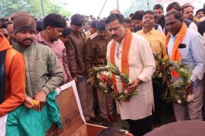 दुख की घड़ी में पूरा छत्तीसगढ़ शहीद जवान के परिजनों के साथ है- मुख्यमंत्री श्री साय दुख की घड़ी में पूरा छत्तीसगढ़ शहीद जवान के परिजनों के साथ है- मुख्यमंत्री श्री साय