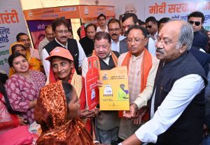 मुख्यमंत्री श्री साय ने विकसित भारत संकल्प यात्रा के शुभारंभ पर विभिन्न विभागों के स्टॉल का किया अवलोकन 