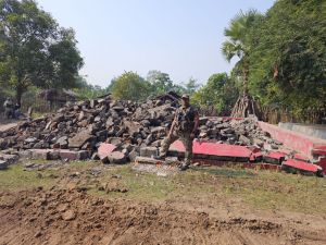  पुलिस ने सुकमा जिले के सलातोंग गांव में नक्सलियों द्वारा बनाये गए  स्मारक को किया ध्वस्त