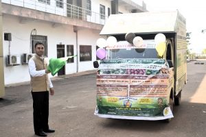  कलेक्टर ने किया पुनर्गठित मौसम आधारित फसल बीमा योजना के रथ को हरी झंडी दिखाकर रवाना 