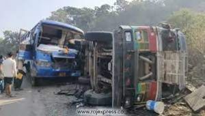 बालोद जिले में  खड़ी ट्रक से टकराई बस, 3 यात्रियों की मौत, कई घायल  