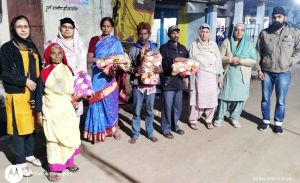 स्त्री सत्संग गुरुद्वारा श्री गुरु सिंघ सभा ने बांटे निराश्रितों को कंबल 