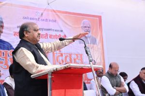 पूर्व प्रधानमंत्री भारतरत्न स्वर्गीय श्री वाजपेयी की प्रतिमा पर सांसद श्री सोनी, विधायक श्री  मिश्रा ने माल्यार्पण कर उन्हें नमन किया