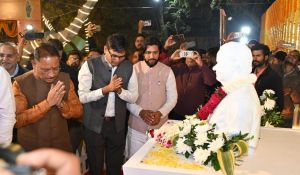  मुख्यमंत्री ने स्व. अटल बिहारी वाजपेयी की प्रतिमा पर पुष्प अर्पित किए