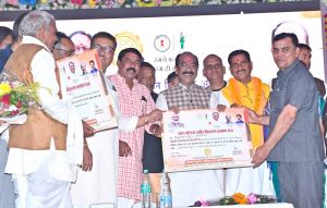  उप मुख्यमंत्री अरूण साव ने लोरमी में किसानों को बोनस वितरण का दिया प्रमाण पत्र