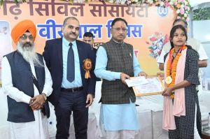  अपनी जान पर खेलकर दूसरों की जान बचाने वाले वीर बच्चों को मुख्यमंत्री ने किया सम्मानित