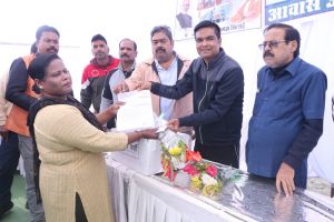  विकसित भारत संकल्प यात्रा शिविर में निकाले गए आवास आबंटन हेतु लाटरी 