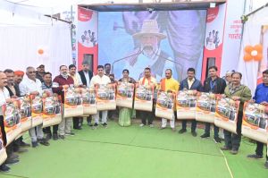 शिविर में लाभ के लिए नागरिक कर रहे आवेदन