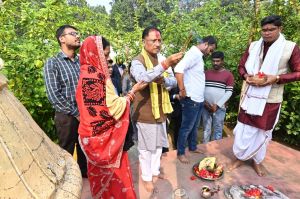  मुख्यमंत्री  विष्णुदेव साय ग्राम भुईयापानी में भगवान शिव और बजरंगबली के दर्शन के लिए पहुंचे