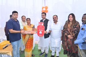 उज्जवला योजना से मिला सिलेण्डर, अब चूल्हे के धुएं से मिलेगी मुक्ति