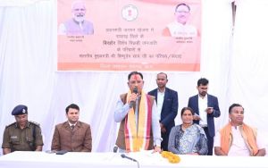  मुख्यमंत्री पहुंचे बिरहोर परिवारों के बीच, चर्चा कर जाना उनका हाल