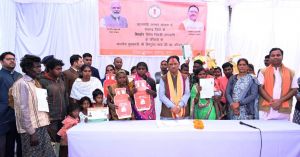  मुख्यमंत्री के हाथों 60 साल की नान्हीबाई को मिला उज्जवला गैस कनेक्शन