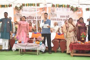 करहीभदर में आयोजित विकसित भारत संकल्प यात्रा के शिविर में शामिल हुए कलेक्टर 