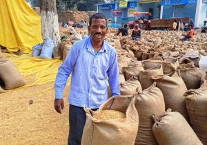  बोनस राशि मिलने से जनक राम के चेहरे पे आई मुस्कान, परिवार में छाई खुशहाली