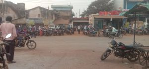 बोनस की राशि निकालने बैंकों में टूट पड़े किसान , बैंकिंग व्यवस्था चरमरायी , किसान भी परेशान 