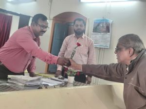  फूलों से स्वागत कर राजस्व प्रकरणों की सुनवाई