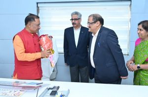 मुख्यमंत्री से भेंटकर वरिष्ठ प्रशासनिक अधिकारियों ने नव वर्ष की दी शुभकामनाएं