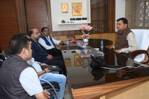 वाणिज्य,उद्योग,श्रम मंत्री ने मंत्रालय में विभागीय अधिकारियों से कामकाज की ली जानकारी