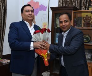  संभागायुक्त श्री अलंग से कलेक्टर श्री सिंह ने की सौजन्य भेंट