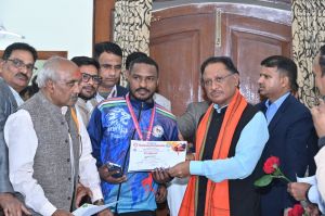  मुख्यमंत्री श्री साय से एशियन थाईबॉक्सिंग चैंपियनशिप के स्वर्ण पदक विजेता  राजेश कुमार ने की सौजन्य मुलाकात