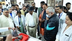   स्वास्थ्य मंत्री श्री जायसवाल ने अंबिकापुर जिला अस्पताल की नब्ज टटोली 