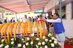  मुख्यमंत्री विष्णु देव साय ने  नंदकुमार बघेल के पार्थिव शरीर पर पुष्प अर्पित कर उन्हें श्रद्धांजलि अर्पित की