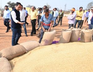  कलेक्टर डॉ सिंह ने धान खरीदी केन्द्र खोरपा का किया निरीक्षण, किसानों से की चर्चा