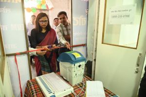  कलेक्टर ने कलेक्ट्रेट परिसर में ईवीएम प्रदर्शनी केंद्र का किया शुभारंभ