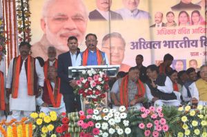  मुख्यमंत्री   विष्णुदेव साय ने सूरजपुर के जमदेई में शासन की विभिन्न योजनाओं के हितग्राहियों को सामग्री वितरित की 