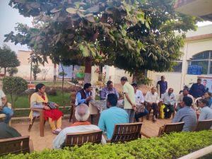 अतिरिक्त तहसीलदार ने अपने दौरे के दौरान पेड़ के नीचे लगाई जन चौपाल अतिरिक्त तहसीलदार ने अपने दौरे के दौरान पेड़ के नीचे लगाई जन चौपाल