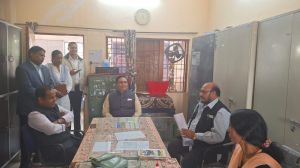  कमिश्नर एवं कलेक्टर ने फोटोयुक्त निर्वाचक नामावली का विशेष पुनरीक्षण कार्यक्रम का किया अवलोकन