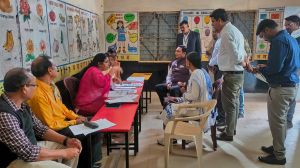 कमिश्नर डॉ. संजय कुमार अलंग ने किया मतदान केंद्रों का निरीक्षण