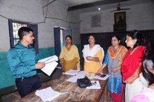  कलेक्टर ने मतदान केन्द्रों का दौरा कर मतदाता सूची के पुनरीक्षण कार्य का लिया जायजा