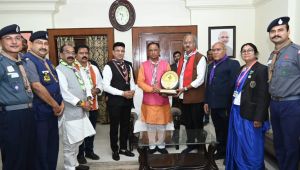  मुख्यमंत्री विष्णु देव साय को स्काउट्स एवं गाइड्स के सदस्यों ने संरक्षक बैज पहना कर अलंकृत किया