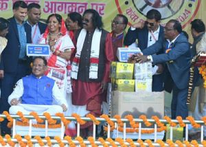 मुख्यमंत्री का पारंपरिक ऐल्सा रोटी से तुलादान कर किया गया आत्मीय स्वागत मुख्यमंत्री का पारंपरिक ऐल्सा रोटी से तुलादान कर किया गया आत्मीय स्वागत