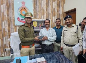 मंदिरहसौद थाना अमला ने गुम 65 मोबाइल को ढूंढ निकाला