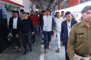  वित्त मंत्री ओ.पी.चौधरी ने वरिष्ठ अधिकारियों के साथ रायगढ़ स्टेशन का किया निरीक्षण
