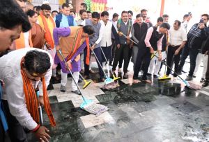  केन्द्रीय मंत्री डॉ. मनसुख मांडविया श्री महामाया मंदिर परिसर में स्वच्छता अभियान में हुए शामिल 